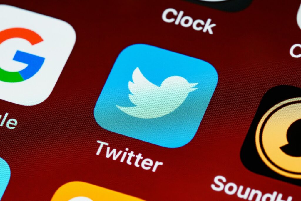 手机屏幕上，蓝色小鸟图标配以“Twitter”字样的应用标识清晰可见，周围还有其他应用图标。这一画面与“2025年美国Twitter（X）营销秘籍”相关，暗示着在2025年美国，Twitter（X）在营销领域的应用与技巧探索 。