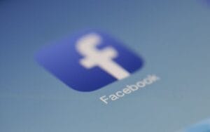 Ícono de la aplicación de Facebook en pantalla, con el logotipo azul y blanco característico de la plataforma y el nombre "Facebook" escrito debajo del logotipo.