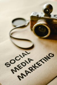 Камера на бумаге с надписью "SOCIAL MEDIA MARKETING", которая имеет отношение к глобальным трендам маркетинга влияния 2025.