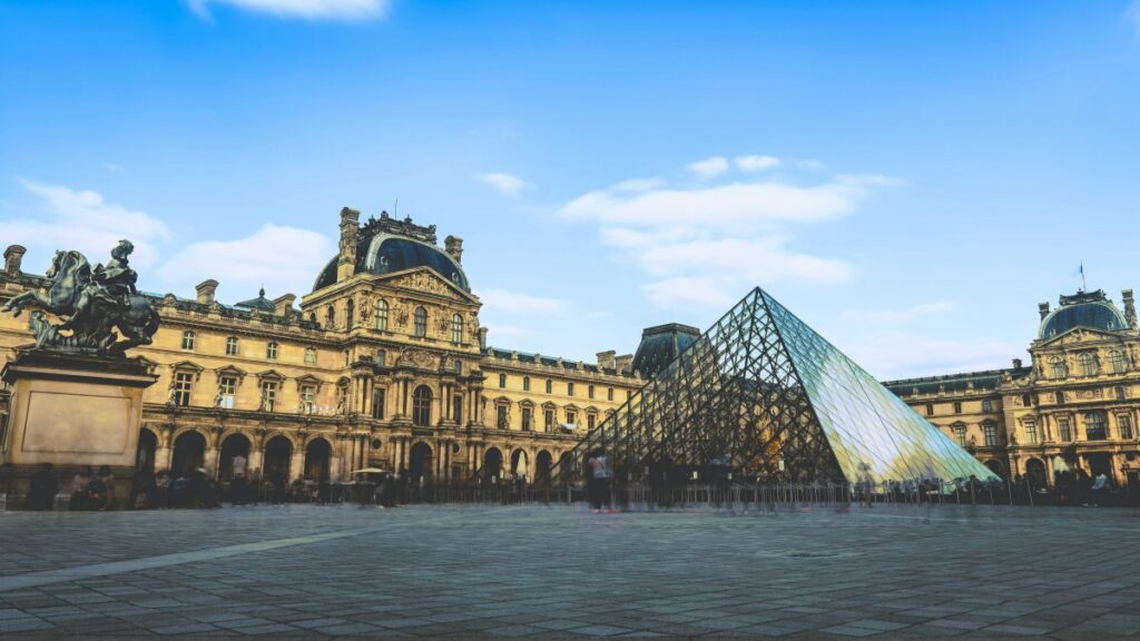 Le célèbre Palais du Louvre à Paris, avec son architecture magnifique et son célèbre pyramidage en verre. Le bâtiment, empreint d'histoire et d'art, se dresse sous un ciel bleu clair. Comme ce monument emblématique qui a subi des transformations au fil du temps, l'annonce "Au revoir ! Skype cessera officiellement ses services le 5 mai 2025" marque la fin d'une époque dans le domaine de la communication, incitant à explorer de nouvelles possibilités technologiques.
