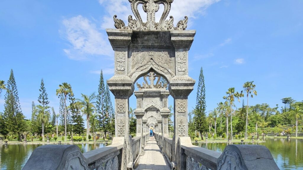 Sebuah jembatan yang indah dengan arca - arca batu yang terukir dengan detil di atasnya. Jembatan ini melewati danau yang tenang, dengan pohon - pohon tall dan hijau di sepanjang tepian danau. Langit biru dengan sedikit awan menambah keindahan suasana. Demikian pula, mencari "Cara Mendapatkan Uang di Signal" membutuhkan pandangan yang luas dan strategi yang baik, seperti mengarahkan pandangan kita ke jembatan yang menghubungkan dua sisi yang berbeda, di mana potensi keuntungan bisa diungkapkan dengan baik.