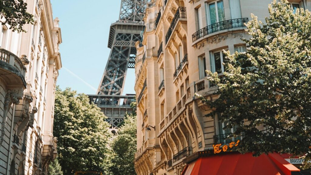 Dans cette image, la célèbre Tour Eiffel surgit entre les immeubles hauts et élégants de Paris. Les arbres donnent une touche de fraîcheur à la scène. Pour les passionnés du marketing international, apprenez «Comment utiliser LinkedIn pour le marketing international» pour développer votre entreprise à l'échelle mondiale.