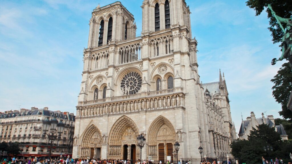 Cathédrale Notre - Dame de Paris, un chef - d'œuvre architectural emblématique avec ses deux tours majestueuses et son imposant rosace. Elle attire de nombreux visiteurs chaque année. Bien que son lien avec "Como Ganhar Dinheiro no Signal" ne soit pas direct, on peut imaginer des parallèles entre la constance et la solidité de cette icône historique et les stratégies pour gagner de l'argent de manière durable sur Signal.