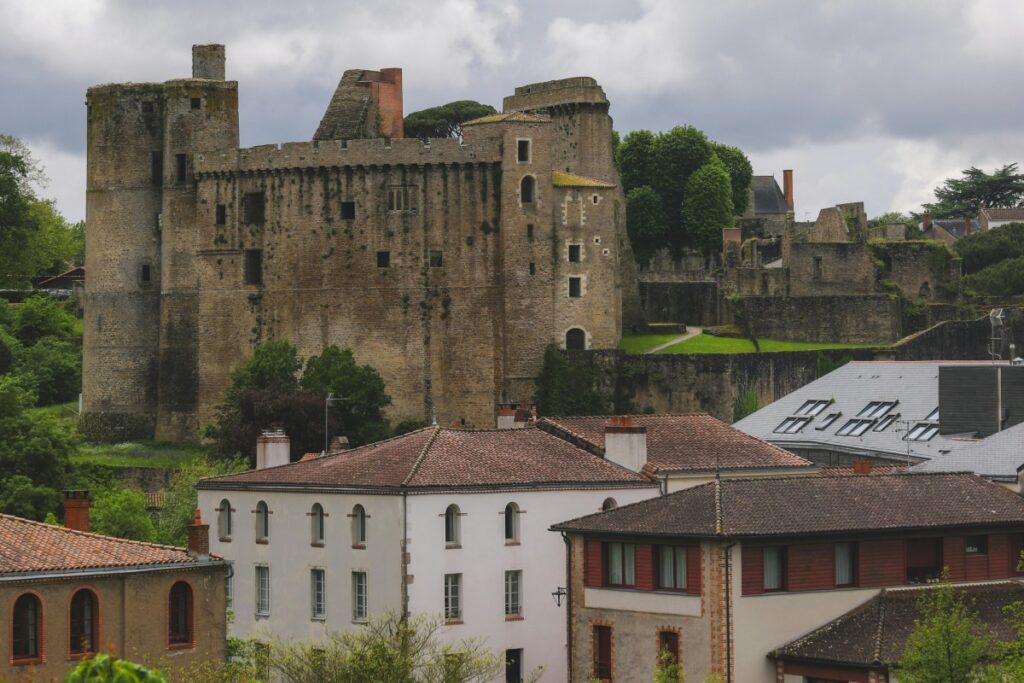 Un château médiéval imposant, avec ses murs anciens et ses tours, domine un paysage urbain composé de maisons aux toits de tuiles. C'est un endroit chargé d'histoire. Et pour ceux intéressés par le marketing, la question est : Comment utiliser KWAI pour le marketing au Brésil ?