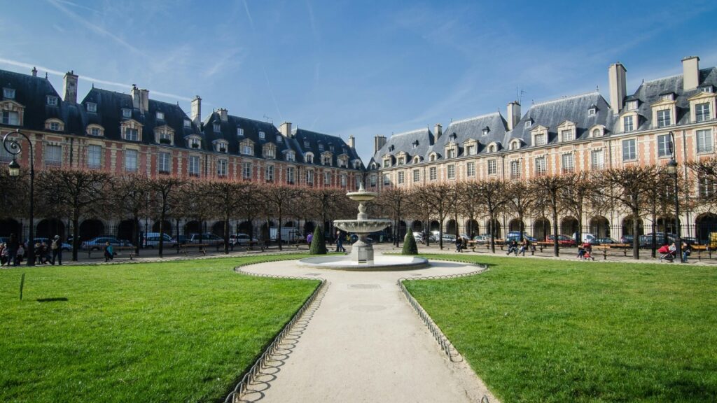 Dans cette image, on peut voir une place charmante avec un bassin central et des bâtiments aux façades élégantes. Les arbres sans feuilles laissent deviner le printemps naissant. Et en parlant de nouveautés, Firework lance le premier GPT dédié au live shopping ça change (vraiment) la donne.