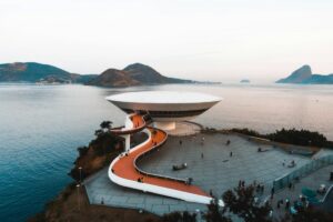 A modern and uniquely - designed museum by the waterfront in Brazil, with a futuristic saucer - shaped structure and a curving walkway. Ideal for those interested in architecture and culture, and also relevant for marketers looking into "How to Leverage KWAI for Marketing in Brazil", as this iconic location can be a great backdrop for engaging content.