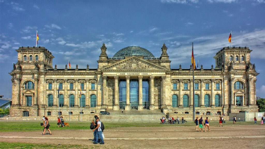 Das Reichstagsgebäude in Berlin, ein imposantes Gebäude mit einer beeindruckenden Fassade aus Stein und einem gläsernen Kuppeldach. Vor dem Gebäude gehen Menschen spazieren und auf den Masten flattern die deutschen Flaggen. Wenn man sich dieses Wahrzeichen anschaut, kann man sich nicht umhin zu fragen: In welchen Ländern ist LINE wirklich stark