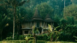 Sebuah rumah yang indah terumbu di tengah pepohonan dan lahan sawah hijau di Bali. Rumah ini memiliki desain khas dengan atap yang melengkung. Di balik keindahan ini, timbul pertanyaan: Kenapa Facebook Menonaktifkan Aplikasi Lasso