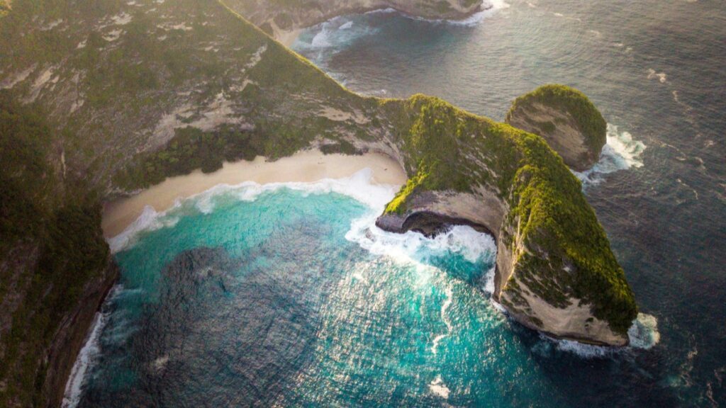 Sebuah pemandangan aerial pantai dengan warna lautan yang cerah biru tua, bersarang di antara tebing - tebing berbatu yang ditutupi tumbuhan hijau. Sambil menikmati keindahan alam ini, timbul pertanyaan: Likee populer di negara mana