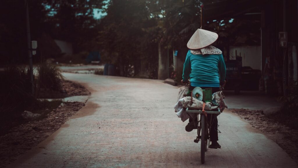 Một người phụ nữ đang đi xe đạp trên một con đường nhỏ,mang mũ nón trùm đầu và mang nhiều đồ trên xích xe.Hình ảnh thể hiện phong cảnh bình dị,bình thường của cuộc sống hàng ngày ở Việt Nam. Likee videos đang phổ biến ở nhiều thị trường trên thế giới,bao gồm các nước Đông Nam Á như Việt Nam,Indonesia,Philippines,Thái Lan,và Malaysia.Ngoài ra,Likee cũng thu hút sự quan tâm từ các thị trường khác như Nga,Brasil và một số nước Châu Âu.