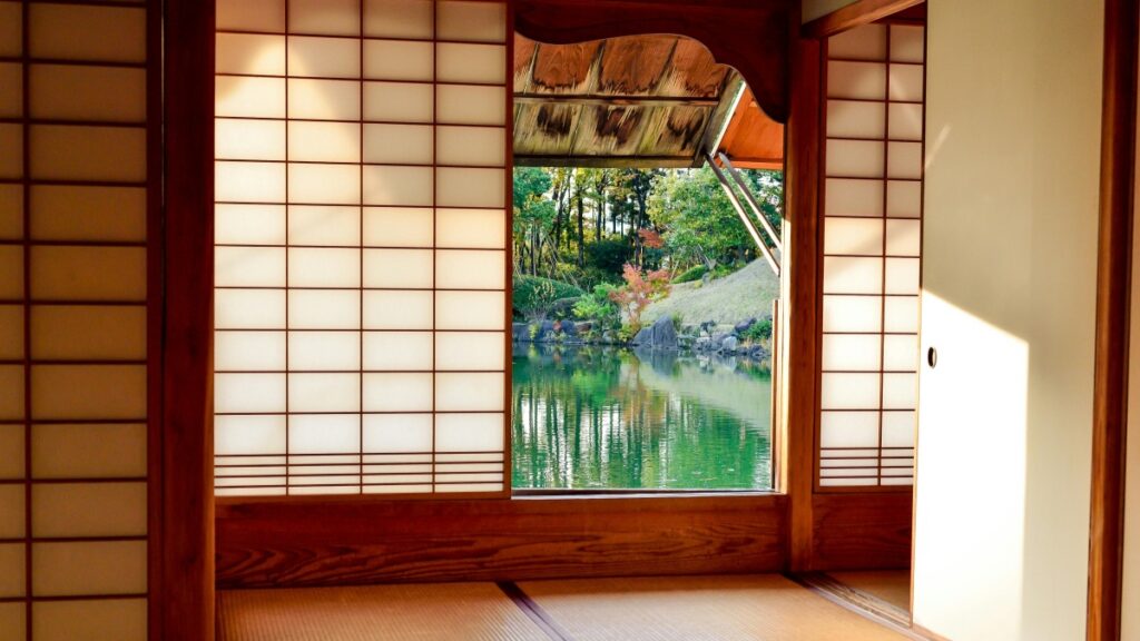 この画像は、和室の障子を通して見える美しい庭園と池を描いています。自然光が部屋に差し込み、穏やかな雰囲気を醸し出しています。現代社会では、このような安らぎの場を求める人も多い中、ビジネス面でもグローバルな展開が求められます。LinkedInを使ったグローバルマーケティングのリアルなやり方を学び、事業を広げていきましょう 。