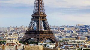 La Tour Eiffel, symbole emblématique de Paris, surplombe la ville avec ses structures métalliques élégantes. Au cœur de cette magnifique capitale, une question plane : Pourquoi Facebook a-t-il tué l’application Lasso