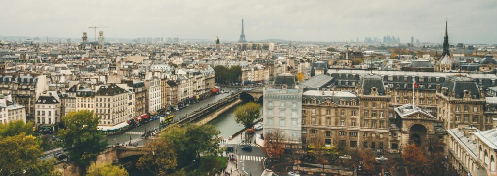 Vue panoramique de Paris, avec ses magnifiques bâtiments historiques, le célèbre Pont et en toile de fond, la Tour Eiffel. Découvrez également tout sur la communication avec "Qu’est - ce qu’iMessage et en quoi est - il différent des SMS".