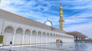 مشهد من المسجد الشريف، ببنيان وراءه بعمارة رائعة، مع مأذنه المرتفعة والقبة المعدنية بالغطاء الاخضر. في السطح السجلي، يوجد بعض المساجدين، ويzzle السماء الأزرق مع السحاب الفاتحة. في وسط هذه الجمالة، يأتي السؤال: كيف تربح المال من مجموعات فيسبوك؟