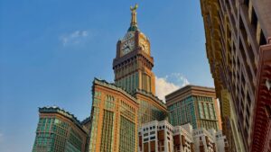 منظر رائع للمنطزه البناءية في السعودية، يتميز بمبنى عالي مميز بمساهمة رائعة، ويشمل طاولة زمنية كبيرة. لهذا، إذا كنت تبحث عن كيفية ربح المال من Tinder في السعودية، فهذه المشاهدة العصرية قد تساعدك على إيجاد أفكار إبداعية للتواصل مع الآخرين وربح المال.