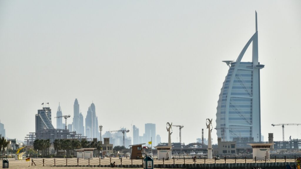 منظر طبيعي لمدينة Dubai، تشهد الأعماق والتطور. وتشمل هذه المشاهدة مراكز مذهلة وآلات بناء تظهر الابتكار والتنمية. وربما يشير هذا المشهد، مثل ما يمكنك اكتشافه في "كيف تسوّق لمنتجاتك في الهند باستخدام ShareChat؟ (دليل سعودي عملي جدًا)"، إلى أن الإبداع والتجارة دائما متصلتان في عالمنا المتقدم.