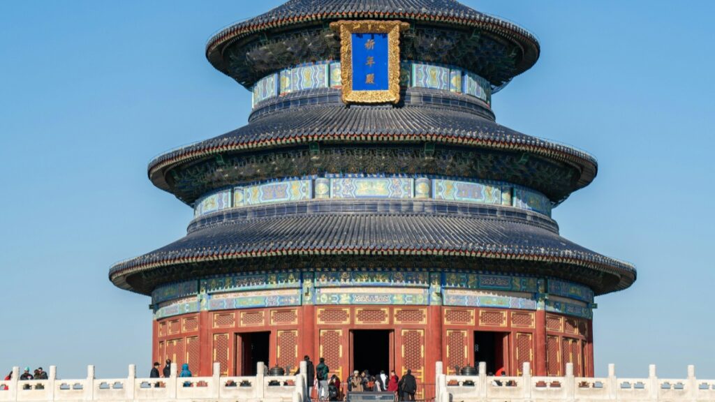 图中是天坛祈年殿，它以三层圆顶的独特造型矗立着，屋顶覆盖着深蓝色琉璃瓦，殿身装饰着精美绚丽的彩绘，红墙金饰尽显庄重典雅。在澄澈蓝天的映衬下，更显古朴与神圣。而“再见了！Skype 于2025年5月5日正式停止服务”，这如同祈年殿见证岁月变迁一样，标志着Skype在通信领域一个时代的落幕，提醒人们科技浪潮中，事物更迭不息，需不断适应新变化。