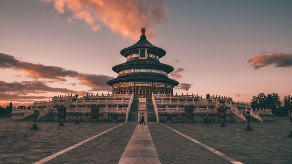 画面中是天坛，在黄昏的天空下，建筑的轮廓与绚丽的云霞相映成趣。通往天坛的步道上，有人影在行走，更添几分悠远意境。就像探索如何在信号（Signal）上赚钱一样，需要像漫步在这条通往天坛的路上般，沉稳且坚定地去寻找方向。要像欣赏天坛历经岁月沉淀的美那样，耐心挖掘Signal平台的潜力，把握其中机遇，逐步实现收益增长。