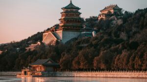 黄昏下的颐和园佛香阁，古典建筑在余晖中尽显韵味，傍水而建，绿树环绕。若你好奇如何用 Tinder 赚钱，探索适合中国人实战操作的跨境新副业，不妨从这美景中汲取灵感，开拓独特思路