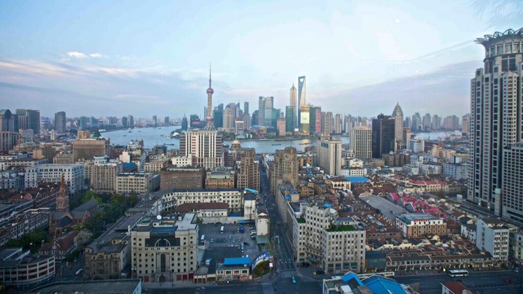 上海城市风光全景，错落有致的建筑与现代化摩天大楼交相辉映，黄浦江穿城而过，展现出这座国际化大都市的繁华与底蕴。若你是中国出海团队，正探寻海外营销之路，不妨了解“如何用印度本土社交平台 ShareChat 做精准营销？适合中国出海团队的实操指南，帮你低成本拿下三线以下的真实订单”，开拓新商机。