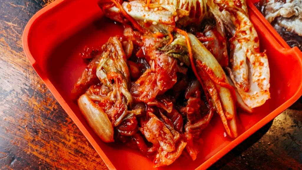보라된 파란색 식사용 그릇에 맛있어 보이는 김치가 담겨 있습니다. 김치는 한국 음식의 대표 음식으로, 발효된 배추와 고추장, 다양한 조미료로 만들어집니다. 그리고, 인스타그램으로 돈 버는 현실적인 방법 7가지 (한국 버전)