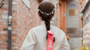 한복을 입고 주요리에 있는 모습을 보여주는 사진입니다. 머리에 비주얼이 돋보이는 장식이 꽂혀 있으며, 목에 단장한 한복의 뒤에는 화려한 붓꽃 무늬의 동주가 달려 있습니다. 이와 같이 한국의 전통 문화를 표현하는 모습과 마찬가지로, “한국에서 Tinder로 돈 버는 법 – 현실감 있는 실전 가이드”를 통해 새로운 소득 창출 기회를 발견할 수도 있습니다.