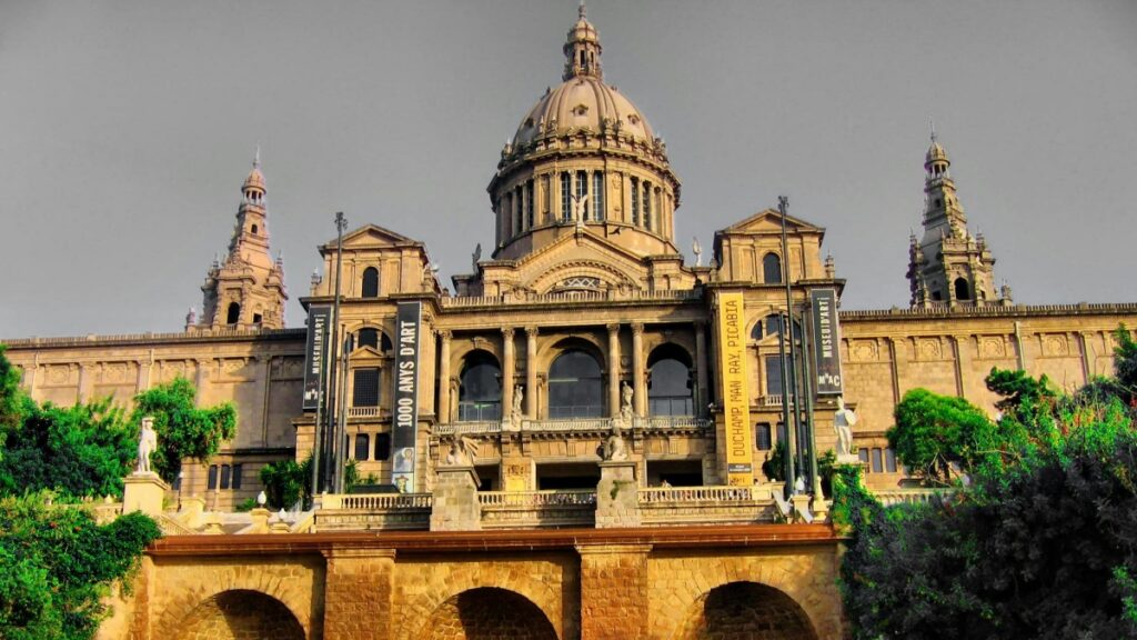 Esta es la majestuosa edificación del Museo Nacional d'Art de Catalunya en Barcelona. Con su imponente domo y detallada ornamentación, representa la riqueza arquitectónica y artística de la ciudad. ¿Quieres vender en China? 🇨🇳 Empieza por Rednote