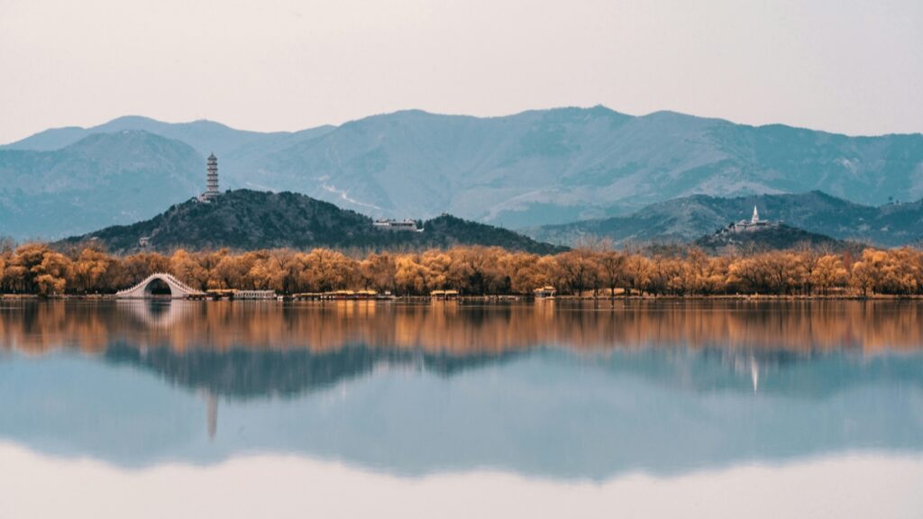 这是一幅宁静的湖光山色图，画面中一座优雅的拱桥横跨在平静的湖面上，湖水如镜，清晰地倒映出周围的景致。远处的山峦层叠起伏，山顶上的古塔和建筑若隐若现，增添了几分神秘与历史的厚重感。岸边的树木在秋风中渐渐染上金黄，为这幅画面增添了一抹温暖的色彩。 关于2025年中国Funimate网红推广合作收费标准，这通常取决于网红的粉丝数量、互动率、内容创作能力以及推广活动的具体需求。合作模式可能包括固定费用、绩效提成或两者的结合。具体的收费标准需要与Funimate平台或相关网红进行详细讨论，以确保双方对合作条款有清晰的理解和共识。通过精心策划和执行，这样的合作可以为品牌带来显著的曝光和影响力提升。