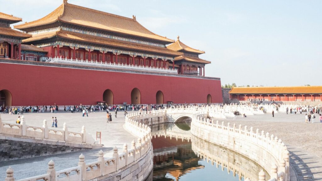 这是一张展示中国北京故宫的摄影照片，画面中宏伟的宫殿建筑群在晴朗的天空下显得格外壮观。红色的宫墙、金色的琉璃瓦屋顶以及精美的飞檐翘角，展现了中国古代建筑的独特魅力。宫殿前的广场上，众多游客正在参观游览，为这座历史悠久的皇家宫殿增添了生机。 关于2025年中国Moj网红推广合作收费标准，这将根据网红的粉丝数量、地区影响力、内容创作能力以及推广活动的具体需求来确定。合作模式可能包括固定费用、按效果付费或两者的结合。具体的收费标准需要与Moj平台或相关网红进行详细沟通，以确保双方对合作条款有清晰的理解和共识。通过与网红的合作，品牌可以更有效地扩大其在目标受众中的影响力，提升品牌知名度和产品销量。