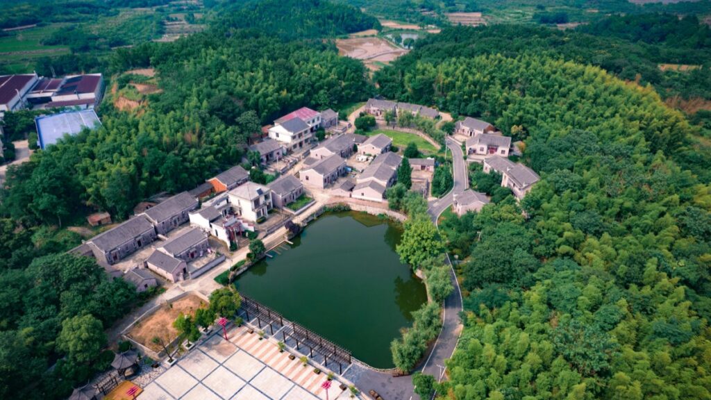这是一幅展示中国乡村风光的航拍图，图中可以看到一片宁静的池塘，周围环绕着郁郁葱葱的树木和几座传统的中式建筑，整个场景显得格外和谐与宁静。 关于2025年中国Skype网红推广合作收费标准，这通常取决于网红的知名度、粉丝基础以及推广的具体需求。一般来说，合作费用可能包括基础费用和效果导向的提成。具体的收费标准需要与网红或其管理团队进行详细沟通，以确保双方的需求和期望都能得到满足。