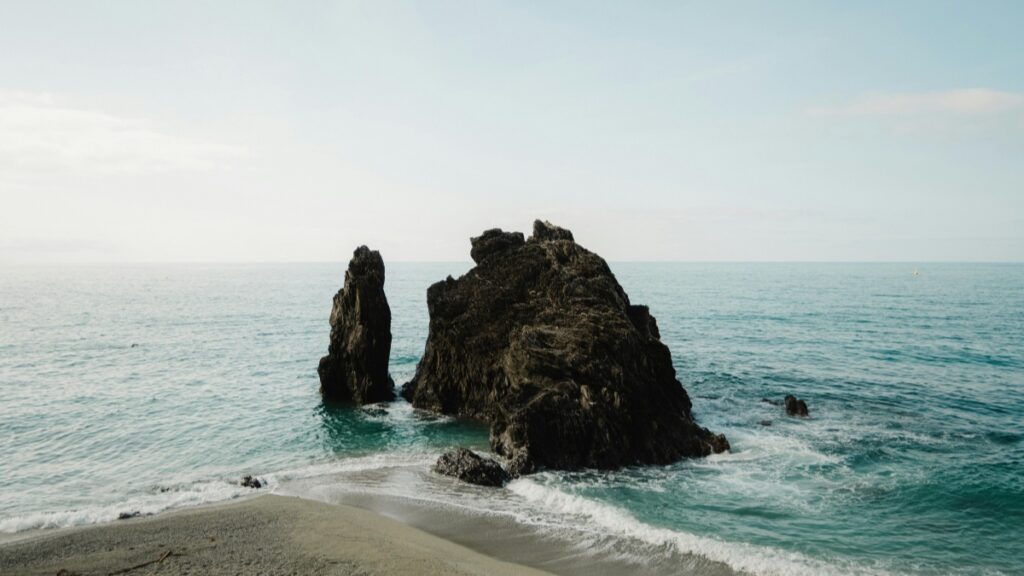 Gambar ini menunjukkan pemandangan pantai yang indah dengan bebatuan yang menonjol di laut. Samudra yang tenang dengan ombak - ombak yang lembut membentang ke ujung pandangan, dan langit yang biru cerah. Bagi para pengusaha atau brand di Indonesia yang ingin memperluas jaringan mereka, tahun 2025 bisa menjadi kesempatan bagus untuk mempertimbangkan kolaborasi dengan Influencer Zalo. Namun, penting untuk memperhitungkan Biaya Kolaborasi dengan Influencer Zalo di Indonesia Tahun 2025 agar strategi pemasaran menjadi lebih efektif dan menguntungkan.