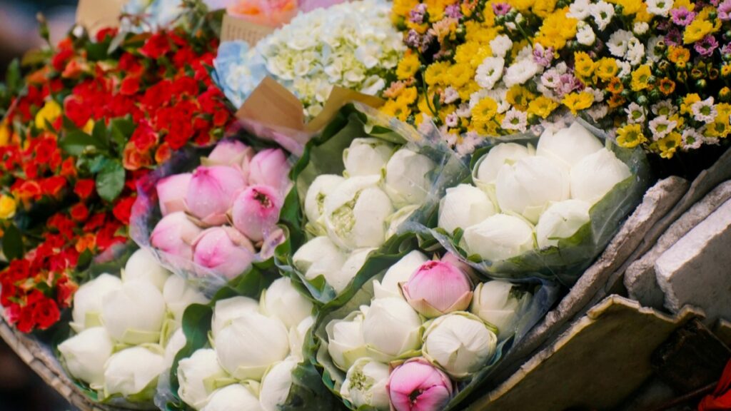 Hình ảnh này cho thấy một số bó hoa tươi rực rỡ,bao gồm những bông hoa hồng trắng,hồng và những loại hoa khác với màu sắc sặc sỡ.Những bó hoa được gói gọn đẹp mắt,sẵn sàng để bán cho khách hàng. Ngoài ra,nếu bạn muốn tìm hiểu"Cách Kiếm Tiền Trên Triller",có thể tham khảo hướng dẫn thực tế dành cho người sáng tạo ở Việt Nam.Bạn sẽ được học cách tạo nội dung hấp dẫn,thu hút người xem,và từ đó chuyển đổi năng lực sáng tạo của mình thành nguồn thu nhập.