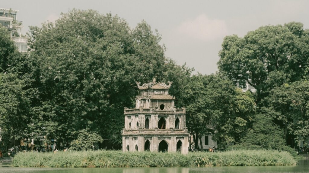 Một bức ảnh đẹp của một di tích lịch sử,có thể là một tháp hoặc một công trình kiến trúc cổ,nằm giữa những cây cối rụng r,và có một dòng suối trong suối trong background.Cách Kiếm Tiền Trên Twitter:Hướng Dẫn Thực Tế Dành Cho Người Việt-Một guide để giúp người Việt Nam kiếm tiền thông qua platform Twitter.