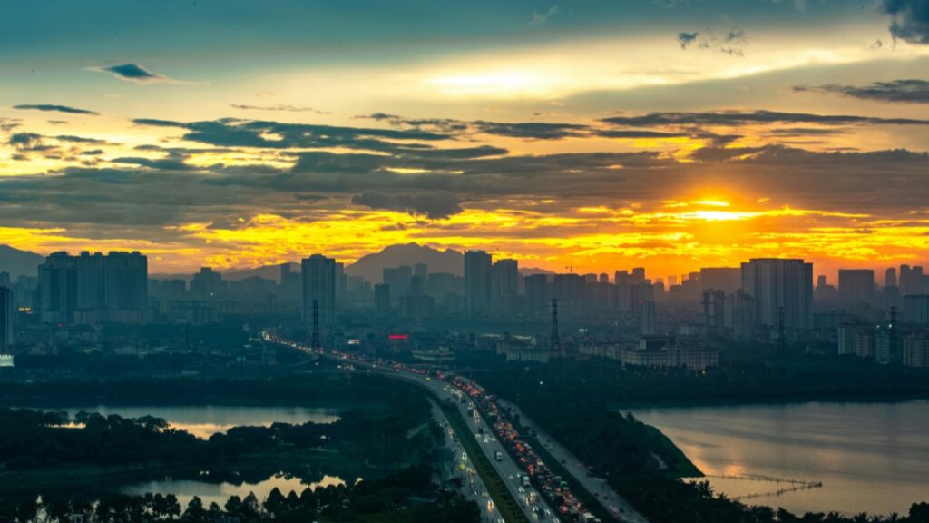 Hình ảnh về mảnh trời mọc nắng với mây mù và thành phố trong sáng,(Cách Kiếm Tiền Trên Vkontakte:Hướng Dẫn Dành Cho Người Việt).