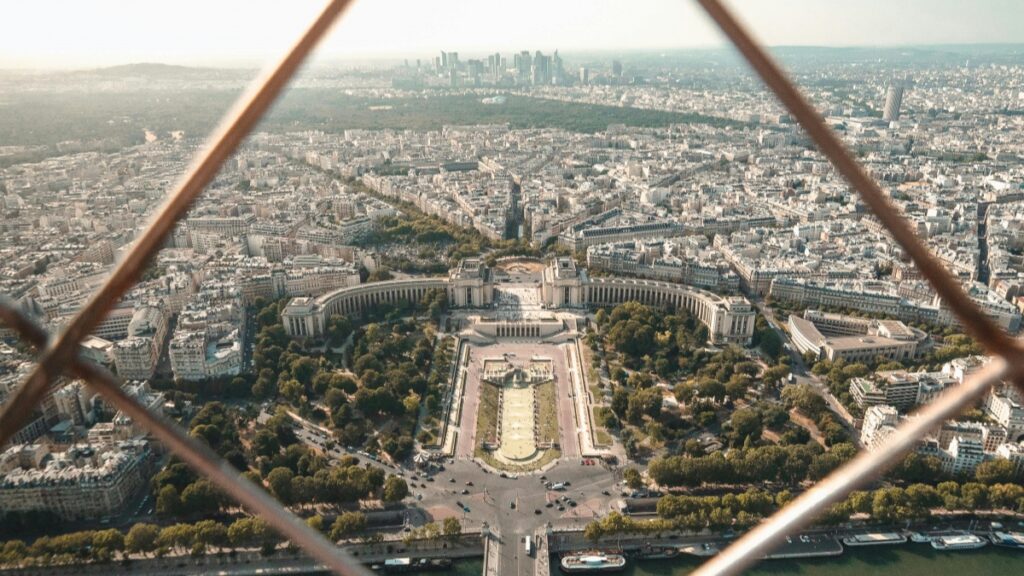 Cette image offre une vue aérienne magnifique d'une ville, avec des bâtiments majestueux et des rues étendues. On peut voir un jardin paysager central, entouré de bâtiments classiques, et la ville s'étend jusqu'à l'horizon. Pour les Français intéressés par les opportunités de gagner de l'argent sur les plateformes sociales, "Comment Gagner de l'Argent sur Vkontakte : Guide Pratique pour les Français" est une ressource précieuse.