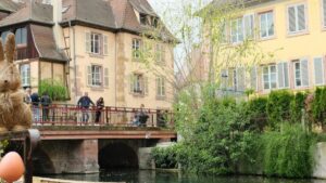 In Deutschland 2025 sind die Kosten für die Zusammenarbeit mit Influencern auf TikTok ein Thema, das viele Unternehmen und Marken beschäftigt. In den charmanten alten Städten wie diese, mit ihren historischen Gebäuden und der einzigartigen Architektur, wird das Potenzial von TikTok - Influencern genutzt, um lokale Attraktionen und Produkte zu vermarkten. Die Kosten variieren stark, je nachdem, ob es um Micro - Influencer mit einer eng vernetzten, aber kleineren Fanbase geht oder um Macro - Influencer mit Millionen von Followern. Einerseits können lokale Geschäfte von der Reichweite und der Popularität von TikTok - Influencern profitieren, um ihr Angebot einer breiten Öffentlichkeit zu präsentieren. Andererseits müssen sie auch sorgfältig die Kostenplanung für solche Kooperationen vornehmen, da die Preise je nach Influencer - Status und Kampagnenumfang erheblich schwanken können.