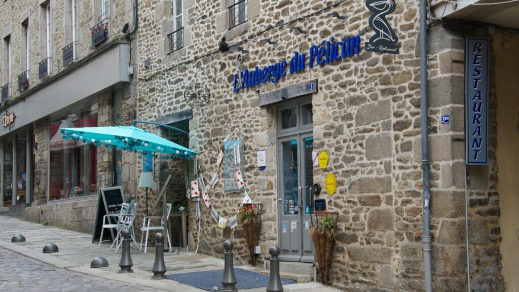 In Deutschland 2025 spielen die Kosten für die Zusammenarbeit mit Influencern auf Triller eine bedeutende Rolle. An historischen Orten wie an diesem charmanten Restaurant mit seinem urigen, steinernen Äußeren, kann die Promotione durch Triller - Influencer die Attraktivität für Gäste steigern. Einerseits profitieren lokale Gastronomiebetriebe von der Möglichkeit, sich durch die Reichweite von Influencern auf Triller einer breiten Öffentlichkeit zu präsentieren. Andererseits müssen sie aber auch die Kostenplanung für solche Kooperationen sorgfältig vornehmen. Die Kosten variieren je nach Größe der Fanbase, Engagement und Nische der Influencer auf Triller und können erhebliche Ausgaben für die Betriebe bedeuten.