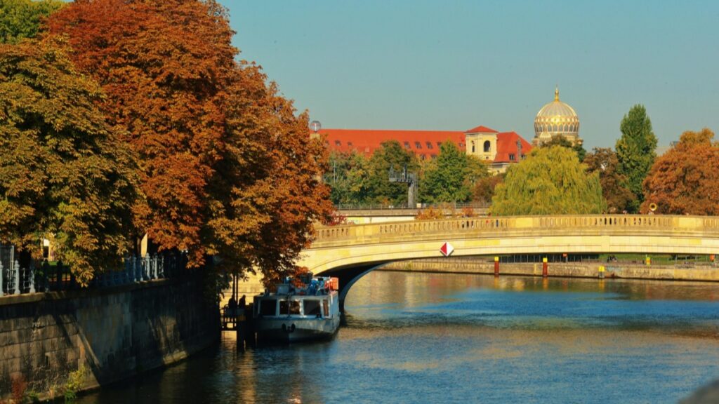 In Deutschland 2025 sind die Kosten für die Zusammenarbeit mit Influencern auf Twitter ein Thema, das viele Unternehmen und Tourismus - Anbieter beschäftigt. In so idyllischen Landschaften wie hier, mit der malerischen Brücke über dem Wasser und den farbenfrohen Herbstbäumen, kann die Promotion durch Twitter - Influencer das Potenzial zur Steigerung der Touristenanziehung nutzen. Einerseits profitieren lokale Betriebe und Tourismus - Einrichtungen von der großen Reichweite, die Twitter - Influencer bieten, um ihre Angebote einer breiten Öffentlichkeit zu präsentieren. Andererseits müssen sie aber auch die Kostenplanung für solche Kooperationen sorgfältig vornehmen. Die Kosten variieren stark, je nachdem, ob es um Micro - Influencer mit einer eng vernetzten, aber kleineren Fanbase oder um Macro - Influencer mit Millionen von Followern geht.
