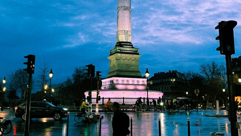 Gambar ini memaparkan monumen megah pada sore hari yang basah, dengan lampu - lampu yang bersinar dan pengendara sepeda dan mobil yang bergerak di sekitarnya. Di Indonesia tahun 2025, standar biaya kerja sama dengan influencer di Dubsmash semakin penting untuk industri promosi. Di tengah suasana kota yang dinamis seperti ini, para perusahaan melihat peluang besar untuk menggunakan platform Dubsmash melalui influencer. Namun, standar biaya yang bervariasi tergantung popularitas dan pengaruh influencer di Dubsmash harus dipertimbangkan dengan baik saat merencanakan kampanye promosi.
