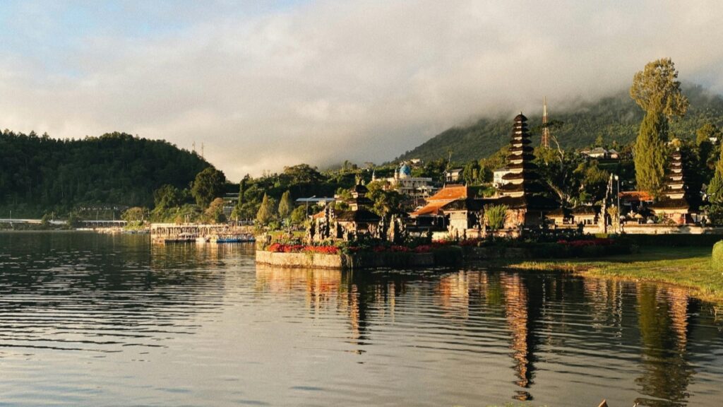 In Indonesien 2025 gewinnen die Kosten für die Zusammenarbeit mit Influencern auf Firework an Bedeutung. In einer so malerischen Landschaft wie hier, mit dem friedlichen See und den beeindruckenden Tempeln, erkennen lokale Tourismus - Betriebe und Marken das Potenzial, ihre Angebote über Firework - Influencer zu vermarkten. Einerseits profitieren sie von der Möglichkeit, auf eine größere Zielgruppe zuzugehen. Andererseits müssen sie die Kosten für solche Kooperationen sorgfältig planen. Die Standards für die Kosten der Zusammenarbeit mit Influencern auf Firework variieren je nach der Reichweite und Popularität der Influencer und spielen eine entscheidende Rolle bei der Marketingstrategie.