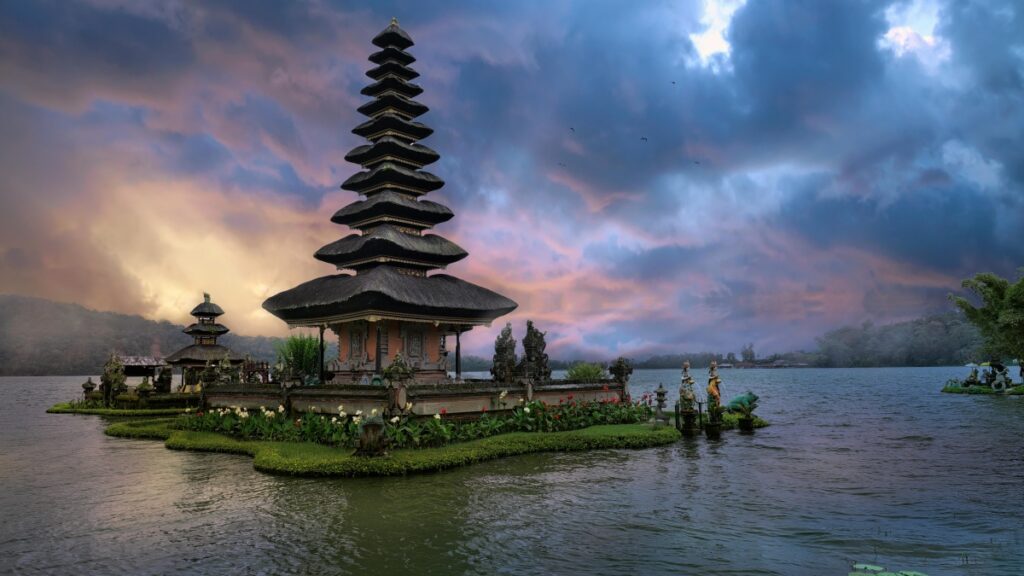 Candi suci di tengah danau dengan langit yang berwarna-warni. Standar Biaya Kerja Sama Influencer di Lasso 2025 di Indonesia semakin terstruktur, mengacu pada kualitas konten, reach, dan engagement rate influencer untuk menentukan tarif yang wajar.