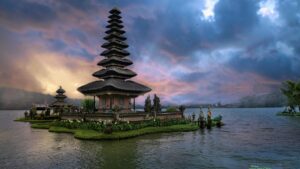 Candi suci di tengah danau dengan langit yang berwarna-warni. Standar Biaya Kerja Sama Influencer di Lasso 2025 di Indonesia semakin terstruktur, mengacu pada kualitas konten, reach, dan engagement rate influencer untuk menentukan tarif yang wajar.