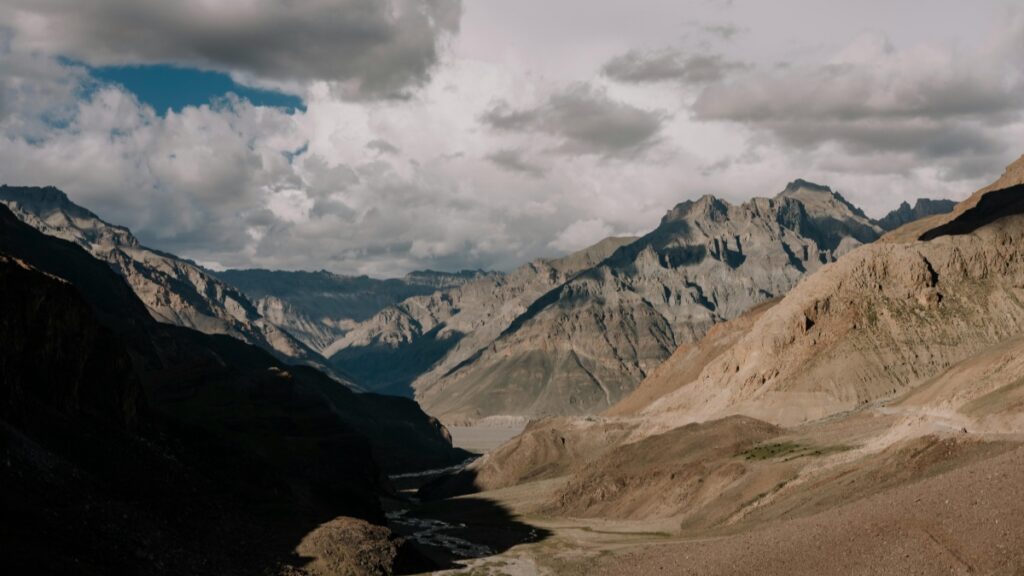 Pemandangan gunung yang menakjubkan dengan batuan yang menonjol dan langit yang partly berawan. Ini adalah tempat yang sempurna untuk konten alam yang bagus bagi influencer. Terkait dengan Standar Biaya Kerja Sama Influencer di Viber 2025 di Indonesia, lokasi seperti ini dapat menjadi inspirasi utama untuk membuat konten yang menarik minat audiens.