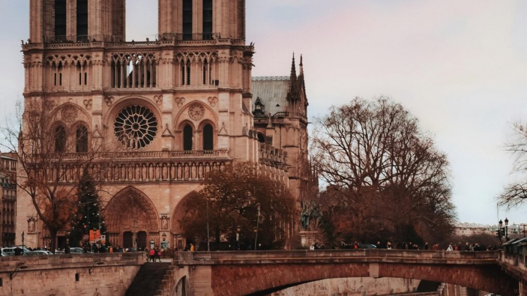 "Cathédrale Notre-Dame de Paris, un emblème majeur de l'architecture gothique, avec ses tours imposantes et sa façade ornée de sculptures et de vitraux. En 2025, la tarification des collaborations avec des influenceurs sur Signal en France devient un sujet d'intérêt croissant pour les entreprises cherchant à maximiser leur impact sur les réseaux sociaux."