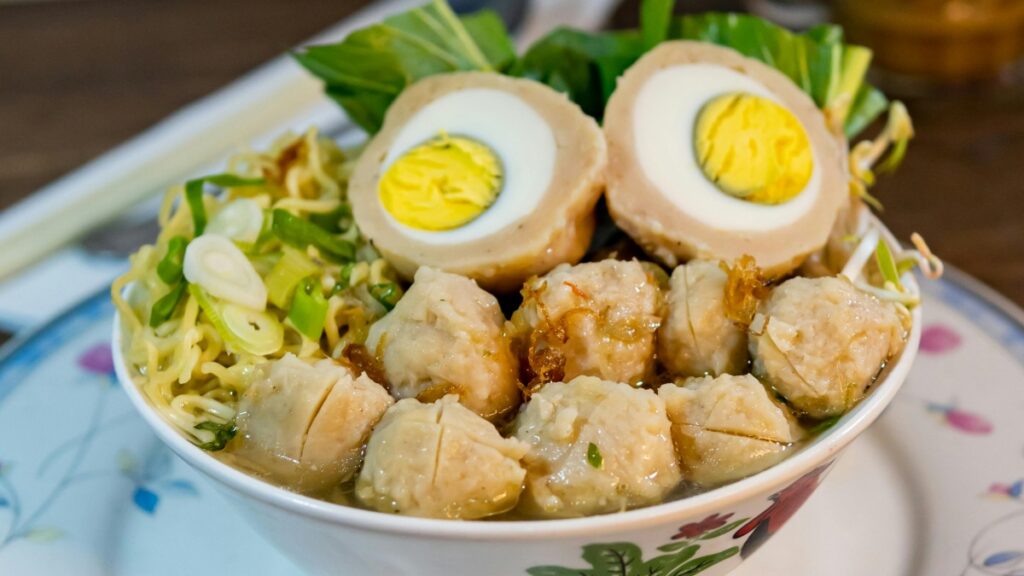 Gambar ini menunjukkan hidangan lezat yang terdiri dari mie, bakso, telur rebus yang dipotong menjadi dua, serta sayuran seperti daun sawi dan bawang iris. Untuk para pengusaha atau brand yang ingin memasarkan produk mereka di Indonesia, tahun 2025 bisa menjadi momen untuk mempertimbangkan kolaborasi dengan Influencer YouTube. Hal ini perlu diimbangi dengan perhitungan Biaya Kolaborasi dengan Influencer YouTube di Indonesia Tahun 2025, karena hal tersebut akan berpengaruh pada strategi dan keuntungan bisnis.