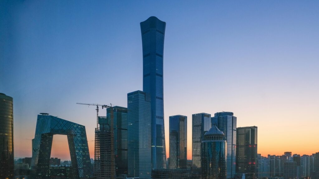 画面展现了城市壮丽的天际线，黄昏时分，多座摩天大楼在余晖中矗立，建筑造型现代且富有设计感。对于关注社交应用市场动态的人士而言，探讨“Viber主要在哪些国家使用？对中国市场的影响” ，能为洞察国际社交应用格局提供参考。