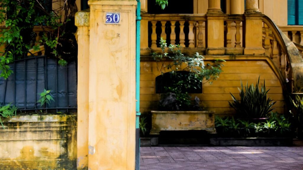 Một góc nhà có những bước cầu và cột gạch màu vàng,cùng với những potted plant và một根 cột có biển số"30".Vigo Video Người Anh Em Bị Lãng Quên Của TikTok-Đang tìm kiếm những video hay và cảm động trên Vigo Video?Đọc tiếp để biết thêm về những video về người anh em bị lãng quên của TikTok.