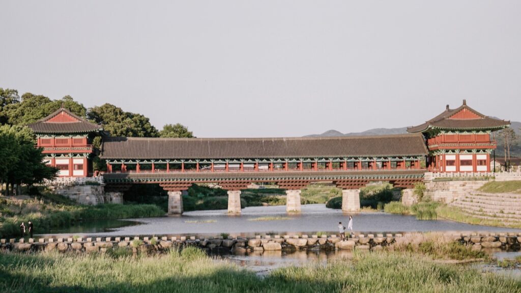 이 사진은 전통적인 한국 건축 스타일을 가진 다리를 보여줍니다. 다리는 강 위에 있으며, 두 꼭대기의 건물은 고전적인 한국식 천지와 붉은 색 외관으로 돋보입니다. 주변은 풀밭과 나무로 둘러싸여 자연스러운 분위기를 연출합니다. 또한 'Vkontakte에서 돈 버는 방법 한국인을 위한 가이드'를 통해 Vkontakte에서 수입을 창출하는 방법에 대해 배울 수 있습니다.