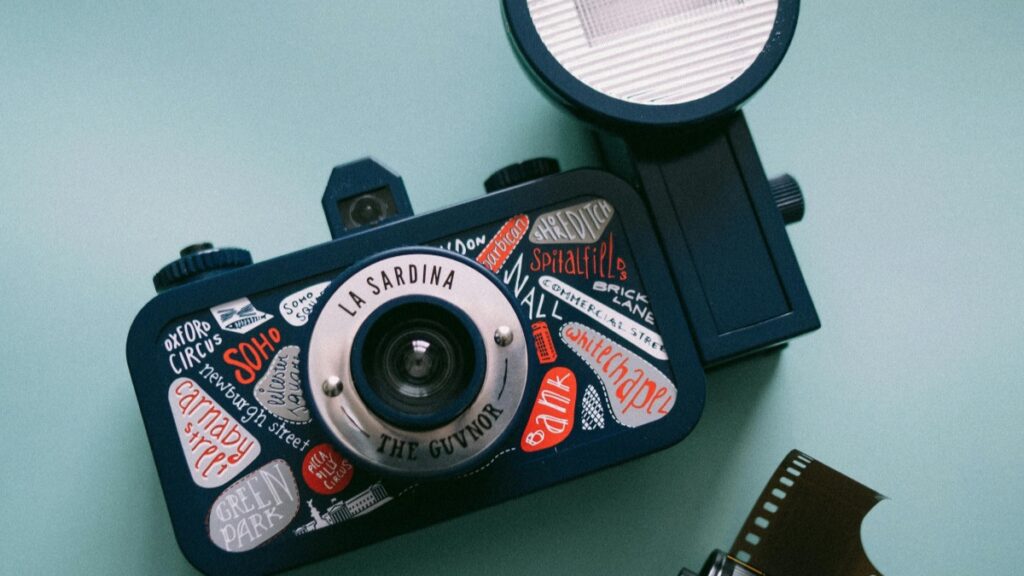 هذه الصورة توضح كاميرا فوتوغرافية اللاتينية La Sardina المزخرفة، مزينة بلاكيدات تسمي مناطق بارزة في لندن مثل Soho و Green Park. وتجدر بذكر أن هذه الكاميرا هي أداة قيمة للإنشاء و الحفاظ على الصور التاريخية. بالإضافة إلى ذلك، إذا كنت ترغب في معرفة كيفية استخدام WeChat للتسويق التجاري في السعودية، فهناك دليل شامل يمكنك استكشافه.
