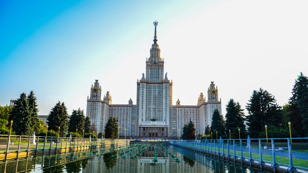 Величественный вид на Московский государственный университет имени М.В.Ломоносова,отражение здания в воде.(Как заработать деньги на ВКонтакте:руководство для россиян)